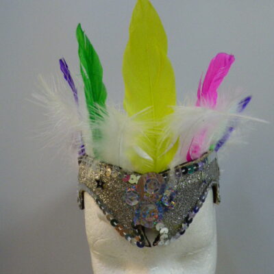 VINCHA ARCO IRIS CON PLUMAS