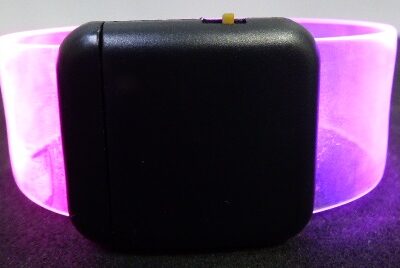 BRAZALETE IMANTADO CON LUZ ROSA