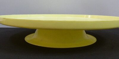 BANDEJA CON PIE REDONDA PLASTICA 26CM AMARILLA P