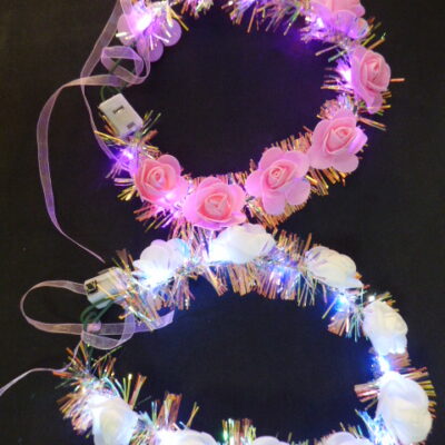 CORONA CON LUZ CON FLORES COLOR LISO.X1