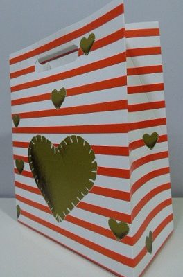 BOLSA CARTON 24X20X10CM RAYADA C/CORAZONES DORADOS