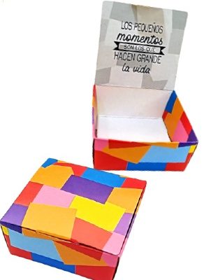 CAJA BOMBONERA CHICA CON FRASE 8X8X3,5CM