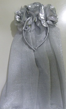 VINCHA DE ROSAS CON TUL LUREX PLATA