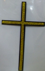 ADORNO PLASTICO CRUZ ORO BASE NEGRA 10X6CM
