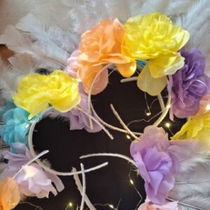 VINCHA ORQUIDEA PASTEL CON PLUMAS