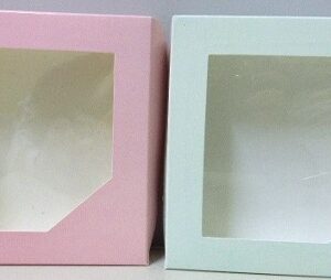 CAJA BOMBONERA CON VISOR ROSA - VERDE 15X15X3,5