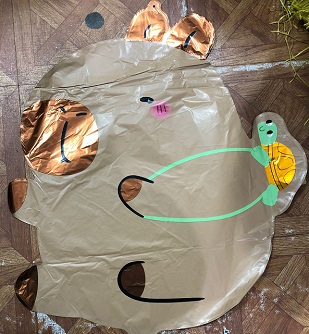 GLOBO FOIL SILUETA CAPIBARA CON MOCHILA