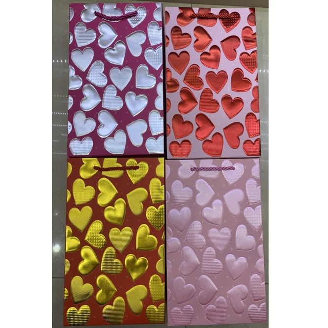 BOLSA DE REGALO 26X32 STAMPING CORAZONES PACK X12