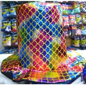 GORRO MULTICOLOR CON ESCAMAS