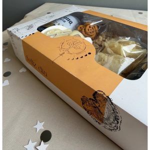 CAJA CON VISOR 31X20X7CM FELIZ DIA RAICES
