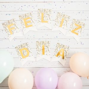 BANDERIN FELIZ DIA BLANCO CONFETTI