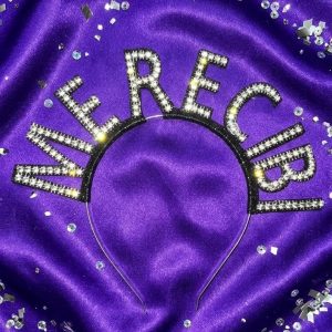 VINCHA CON STRASS ME RECIBI