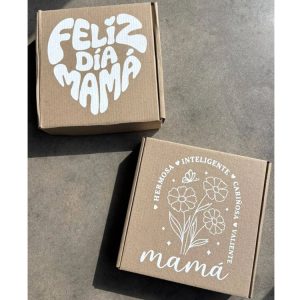 CAJA KRAFT FELIZ DIA MAMA 20,5 X 20,5 X 5 CM