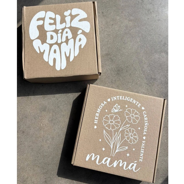 CAJA KRAFT FELIZ DIA MAMA 20,5 X 20,5 X 5 CM